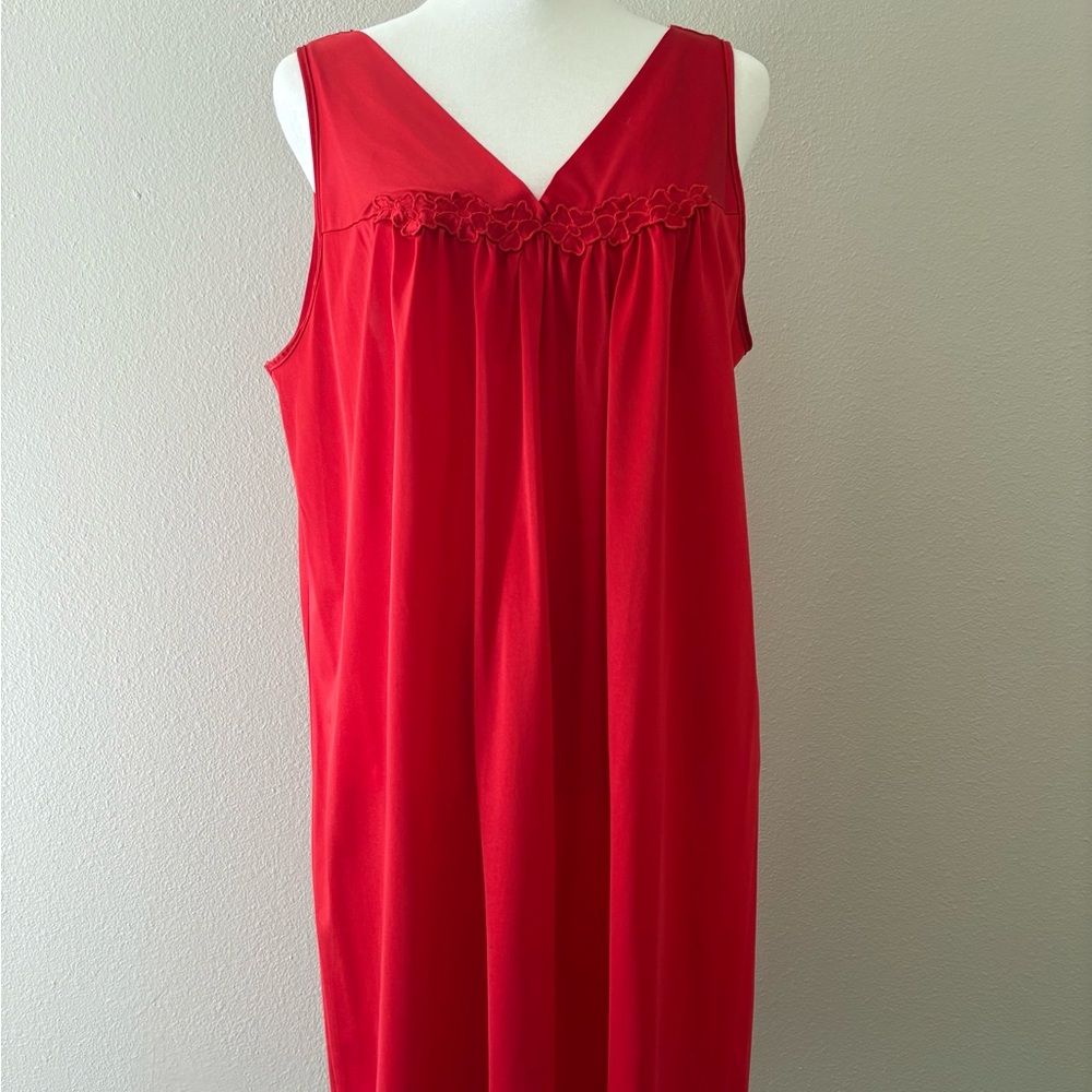 Elegant Vanity Fair Red Women's Nightgown